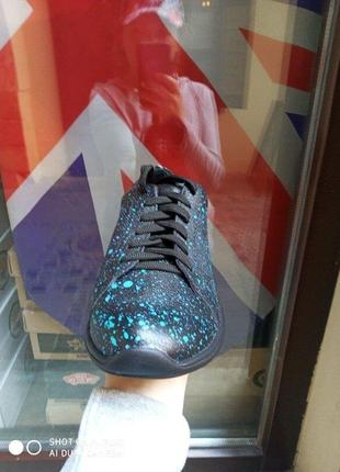 Класні кросівки four elements