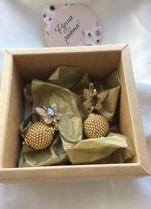 Золотисті сережки у вигляді метелика з зеленим фианитом і підвіскою золотий кулька бісерний2 фото