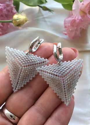 Стильні сріблясті геометричні трикутні сережки з бісеру