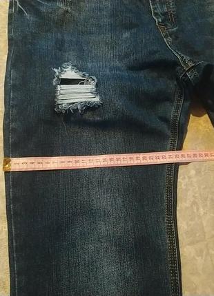 Сине джинсы с небольшими потертостями и дырками9 фото
