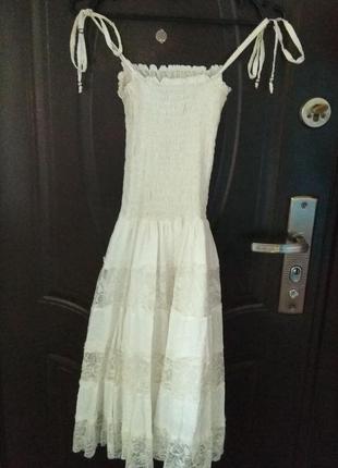 Белое платье на резинке