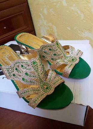 Дуже красиві, ошатна зручні капці