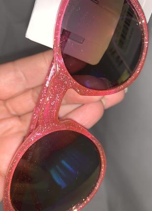 H&m новые фирменные стильные детские солнцезащитные очки в пластиковой оправе5 фото