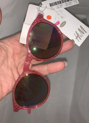 H&m новые фирменные стильные детские солнцезащитные очки в пластиковой оправе3 фото