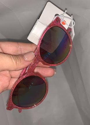 H&m новые фирменные стильные детские солнцезащитные очки в пластиковой оправе4 фото