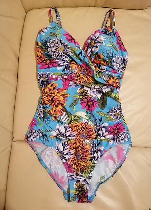 Яркий сдельный купальник