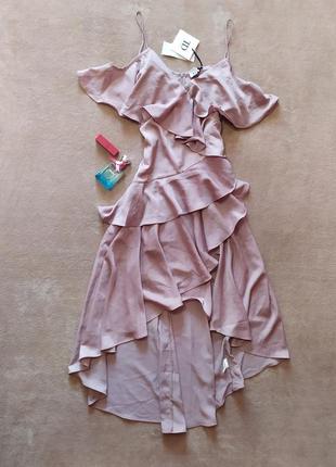 Нарядное пудрово розовое платье на тонких бретельках с имитацией запаха с воланами со спущенными плечами2 фото