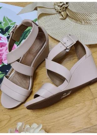 Кожаные босоножки на танкетке clarks