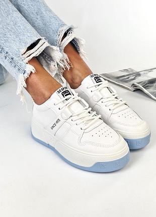 Стильные кроссовки