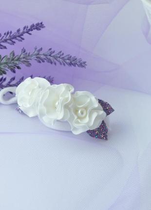 Повязка с цветами и листиками из экокожи для фотосессии (белый, сиреневый)