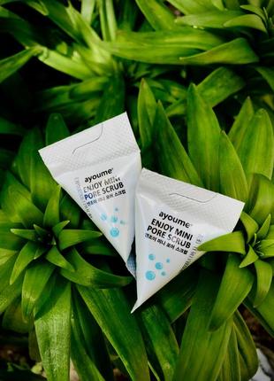 Скраб для шкіри особи в пірамідках