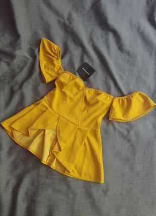 Новая блуза блузка кофта со спущеными горчичного цвета  плечами zara нарядная asos стильная parisian