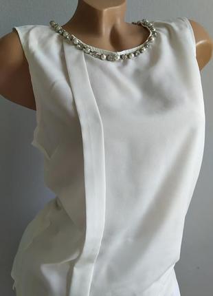 Блуза с ожерельем из камней и жемчуга1 фото