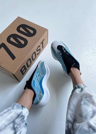 Стильні жіночі м'які кросівки adidas yeezy boost 700 v3 "arzareth"5 фото