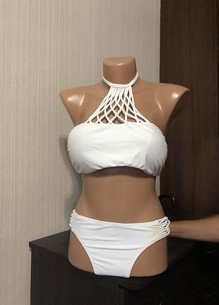 Білий купальник з в'язкої