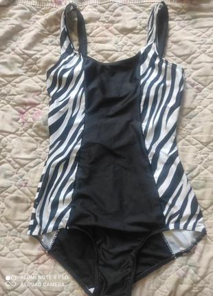 Красивый чёрно белый стройнящий купальник в бассейн или пляж.