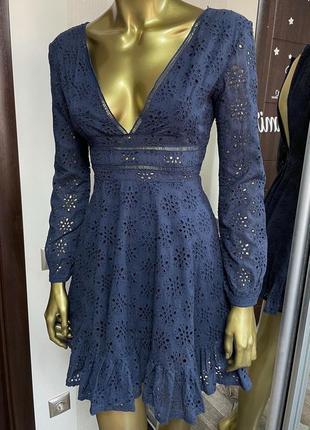 Темно-синее приталенное платье с оборкой и вышивкой koco & k прошва5 фото