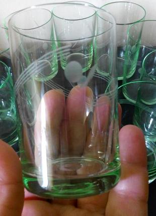 Набір стаканчиків 100 грамові 10 шт. 60 рр. срср зелене тонке скло ручне різання малюнка7 фото