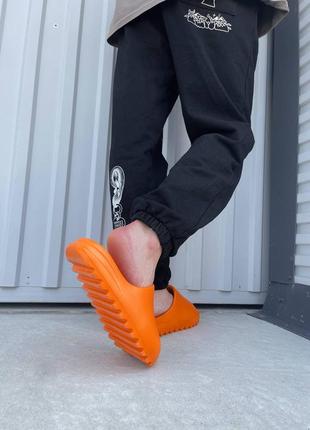 Тапки тапочки yeezy slide enflame orange шлепки2 фото