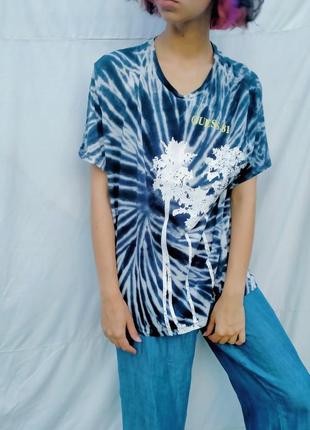 Футболка guess в технике tie-dye3 фото