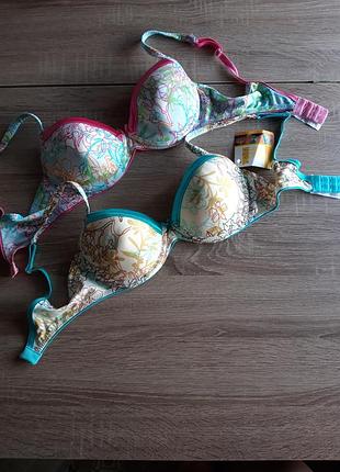 Яркий бюст!