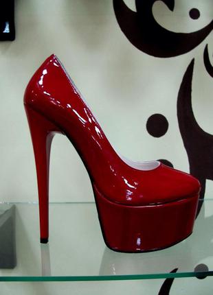 Лаковые туфли на высоком каблуке красные1 фото