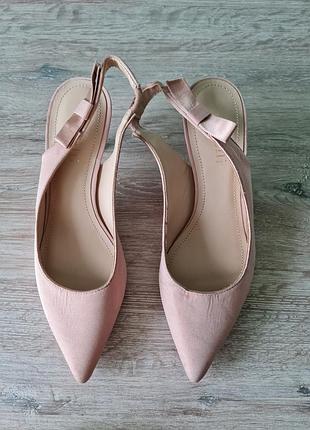 Човники, босоніжки, туфлі minelli