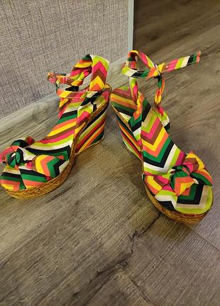 Босоножки на танкетке расцветки valentino