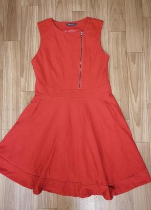 Сукня з красивою спинкою.