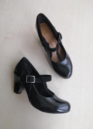 Нові шкіряні туфлі clarks р.37, 23,5 см.