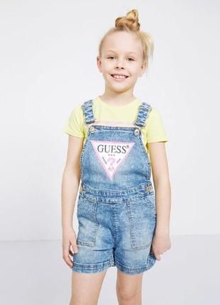 Джинсовий комбінезон на дівчинку guess з логотипом бренду спереду 7-14 років.1 фото