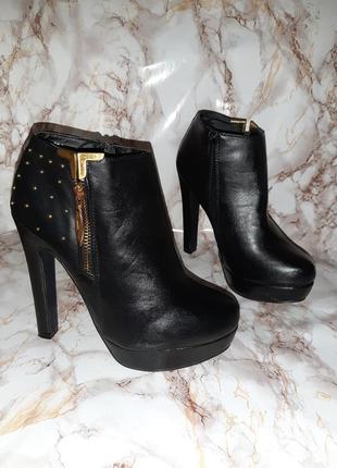 Чёрные деми ботиночки с декоративной молниями по бокам на высоком каблуке