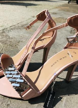 Красиві босоніжки