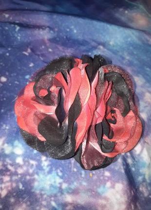 Красива текстильна брошка з квітами1 фото