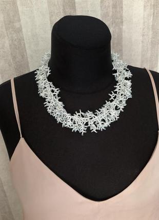 Бусы ожерелье плетёное из бисера в стиле коралловый риф бело-голубой