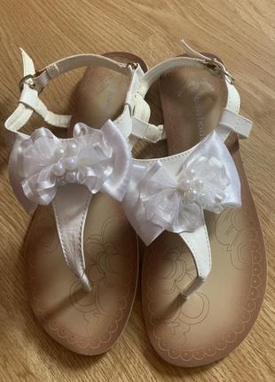 Босоніжки з білими бантами і намистинками 37 розмір