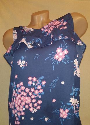 Классная блуза-майка с рюшей в цветы 46/48р2 фото