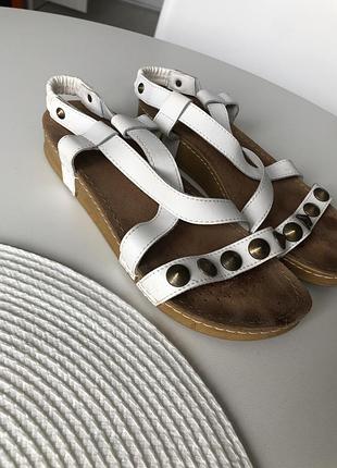 Летние босоножки кожа