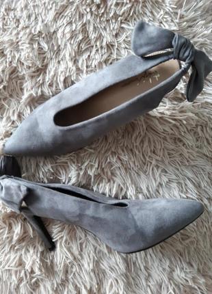 Шикарні туфлі, босоніжки сірі 39