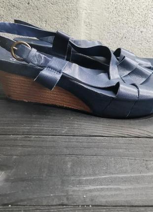 Розкішні шкіряні босоніжки на танкетці