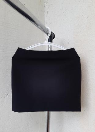 Классическая черная мини-юбка