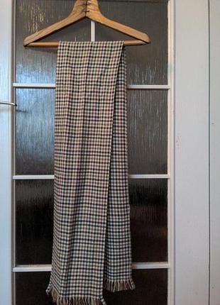 Шарф класичної забарвлення.