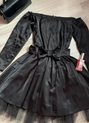 Плаття з відкритими плечима