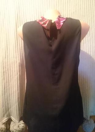 Блуза с горлом,без рукавов the collection debenhams,черная с ярким принтом2 фото