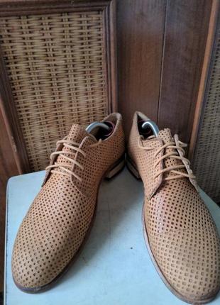 Летние туфли от именитого бренда.