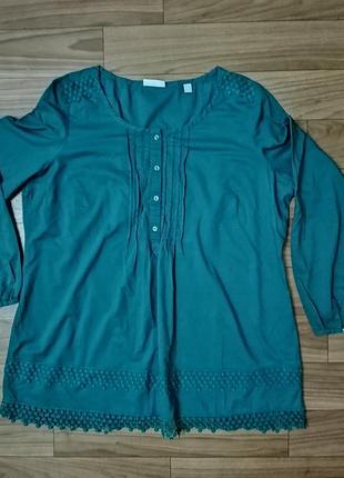 Легенькая кофточка большого размера.