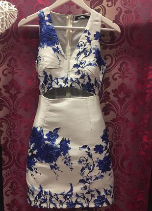 Фактурне плаття з розрізом на талії