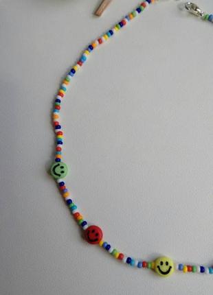 Чокер из бисера и бусин смайлики, радужный, цветной, яркий, колье, тренд 2021, ожерелье