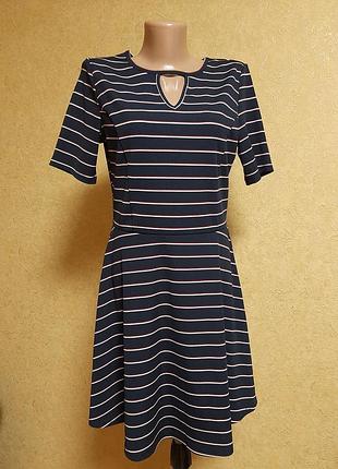 Практичное шикарное платье в рубчик