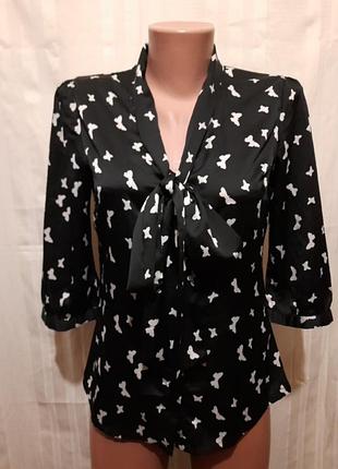 Блузка чёрная с белыми бабочками.